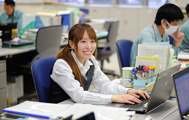 今日も、明日もポジティブに。お客様と各部や社員との架け橋になれる仕事を楽しみたい。住友共同電力株式会社　経営管理部　企画チーム　井上 朋美